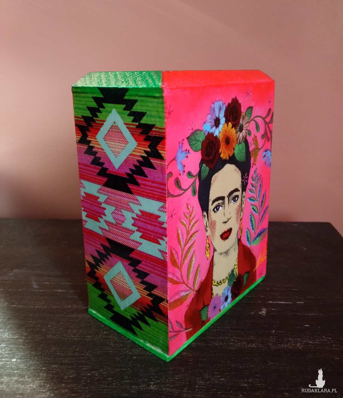 Drewniana Skarbonka Frida Kahlo klimat Meksyku żywe kolory decoupage