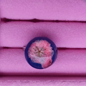 Niebieski metalowy pierścionek regulowany z kwiatami suszone kwiaty żywica epoksydowa, gipsówka