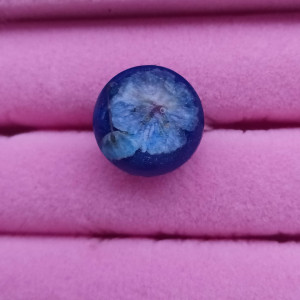 Perścionek z prawdziwymi kwiatami regulowany z kwiatami suszone kwiaty, żywica epoksydowa, gipsówka