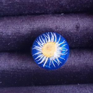 Stalowy pierścionek regulowany kwiaty, z kwiatami, suszone kwiaty, żywica epoksydowa, rumianek