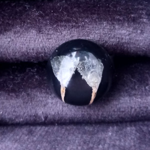 Stalowy pierścionek regulowany z kwiatami, suszone kwiaty, żywica epoksydowa, zatrwian w żywicy