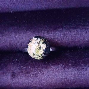 Metalowy pierścionek regulowany z kwiatami, suszone kwiaty, żywica epoksydowa, dzika marchew