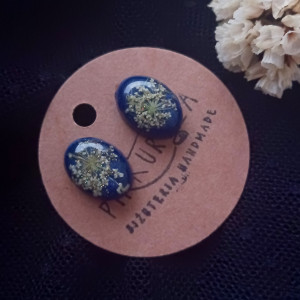 Granatowe kolczyki z kwiatami