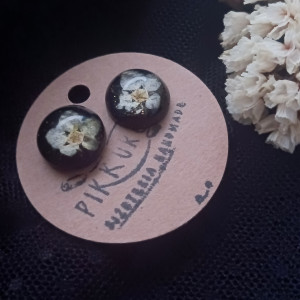 Kolczyki z prawdziwymi białymi kwiatami