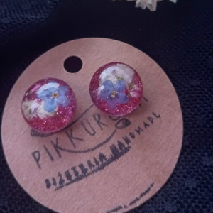 Różowe kolczyki żywica, wkrętki z niezapominajką, wkrętki z białą z gipsówką