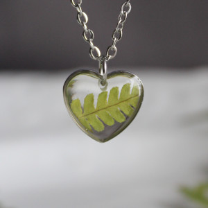 Srebrna zawieszka srebrny wisiorek kwiat naszyjnik żywica z żywicy kwiaty z kwiatami serce serduszko szmaragd paproć paprocią