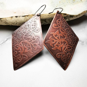 Miedziane kolczyki z roślinnym wzorem c1080