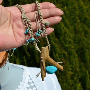 Naszyjnik lniany z drewnem z Bałtyku i z turkusem