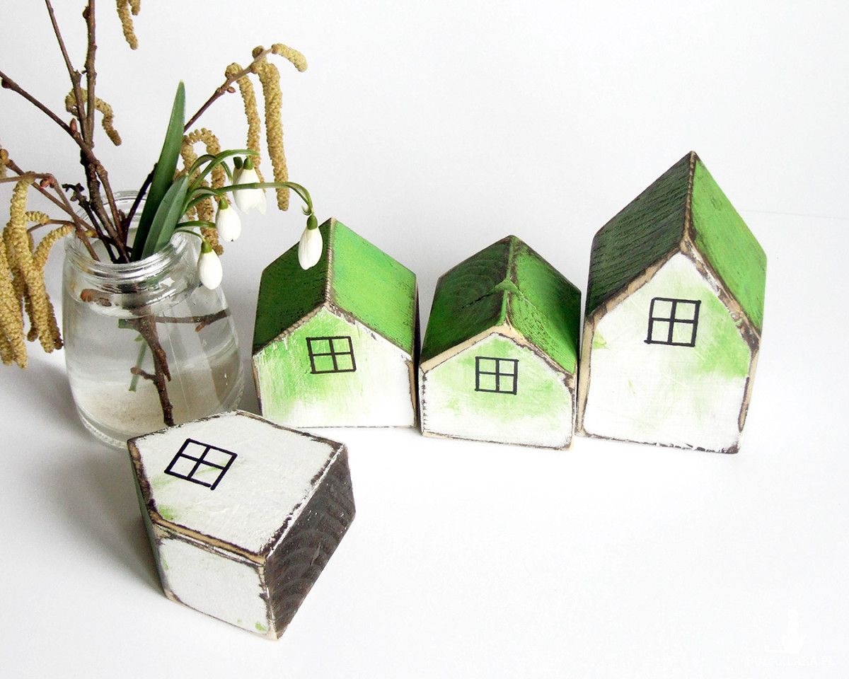4 drewniane domki dekoracyjne, w wiosennych kolorach
