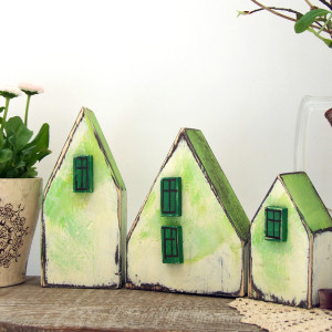 3 drewniane domki dekoracyjne, w wiosennych kolorach