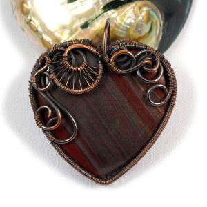 Oko tygrysie, Miedziany wisior z czerwono brązowym okiem tygrysim, ręcznie wykonany, prezent dla niej, prezent dla mamy, prezent urodzinowy, serce