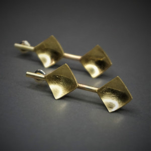 Geometryczne- kolczyki sztyfty z mosiądzu.