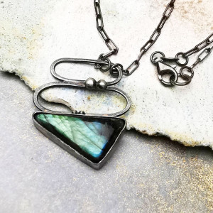 Srebrny naszyjnik z trójkątnym labradorytem a971