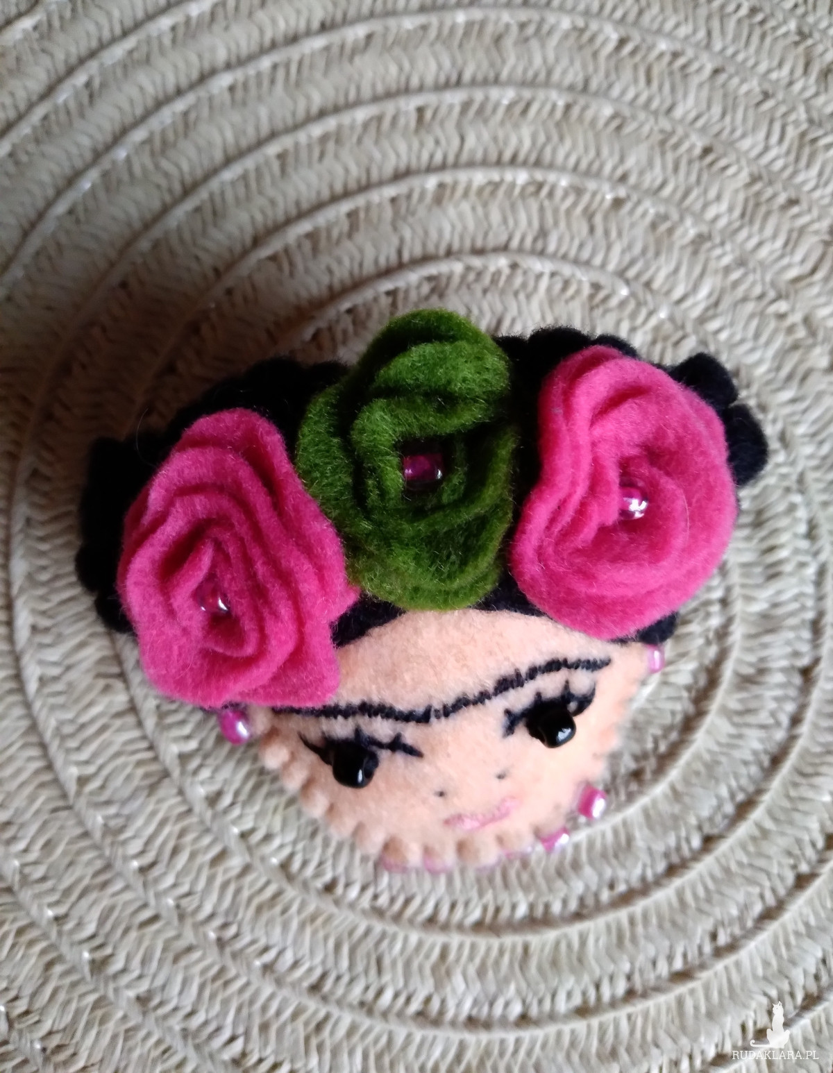 Broszka przypinka Frida Kahlo uszyta ręcznie z filcu róże fuksja oliwkowa zieleń