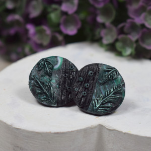 odcieniach butelkowej zieleni