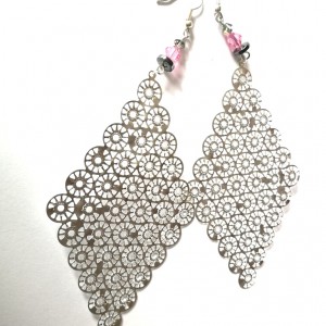 ażurowe lekkie długie kolczyki z blaszką