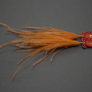 kolorowe kolczyki lub klipsy sutasz z piórami