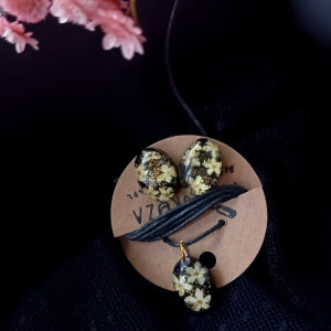 Zestaw z suszonymi kwiatami kolczyki wisiorek w żywicy