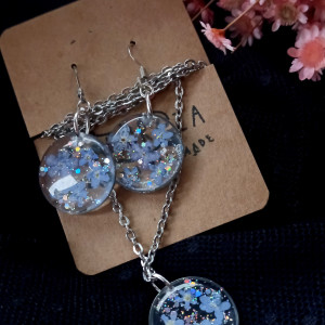 Srebrne wiszące kolczyki kolczyki z niezapominajką wisiorek komplet z żywicy