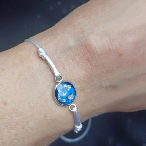 Niebieska bransoletka z żywicy, błyszcząca bransoletka, drobna bransoletka