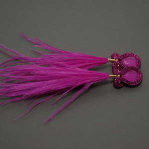 fuksjowe kolczyki lub klipsy sutasz z piórami