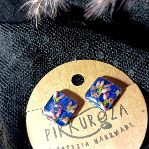 Kolczyki wkrętki niebieskie kolczyki granatowe wkrętki z kwiatem z wrzosem