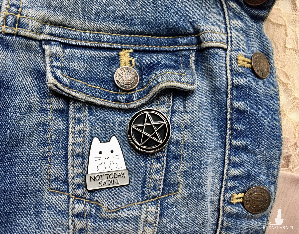 przypinka pentagram i kot z tabliczką "not today satan"