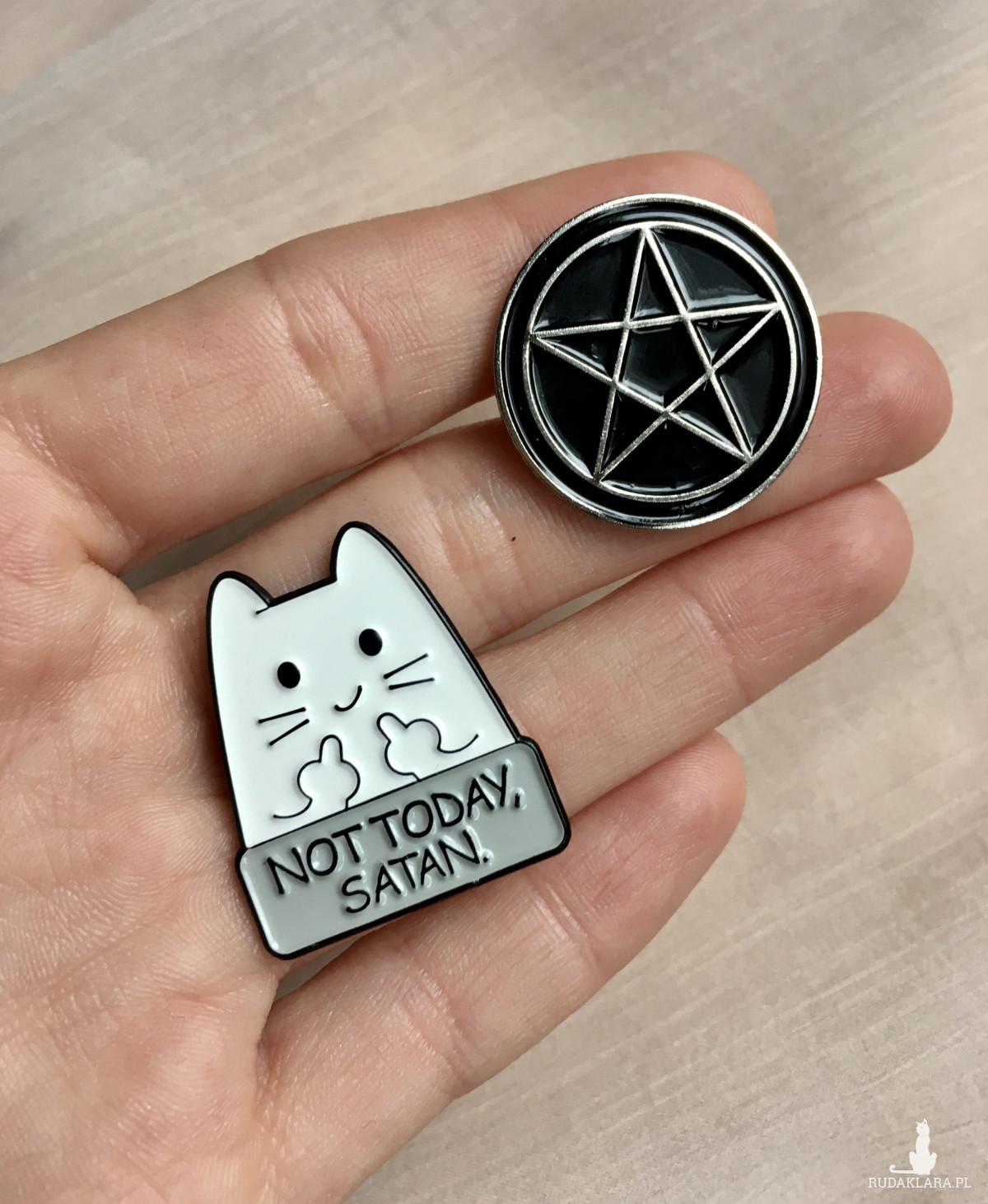przypinka pentagram i kot z tabliczką "not today satan"