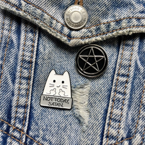 przypinka pentagram i kot z tabliczką "not today satan"