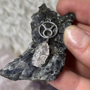 naszyjnik KWARC RÓŻOWY + symbol BYKA  - kamień miłości