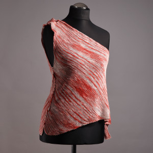 Trójkąty-damski top asymetryczny#zrobiony ręcznie#zrobiony na drutach#top na lato# melanż czerwieni i bieli#len i wiskoza