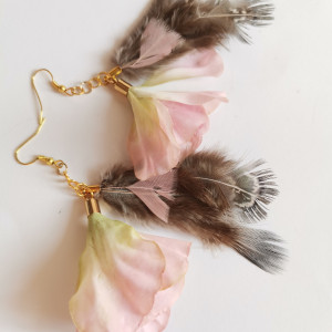 Kolczyki etno pudrowe kwiaty i piora