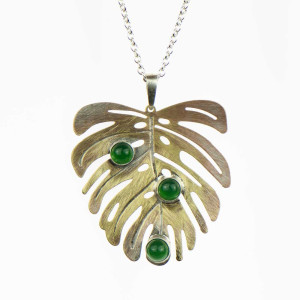 Naszyjnik w kształcie liścia z zielonymi agatami c1038