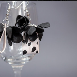 Kolczyki czarno biake  kwiaty