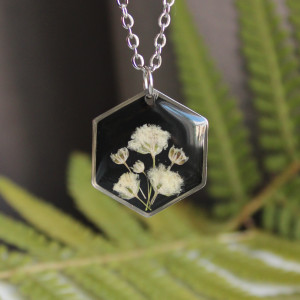 srebrna zawieszka srebrny wisiorek naszyjnik żywica z żywicy heksagon kwiaty z kwiatami czarny