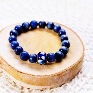 Bransoletka z granatowych ametystów.