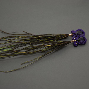 kolorowe kolczyki lub klipsy sutasz z piórami