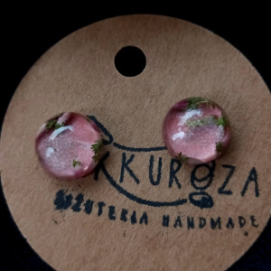 Różowe kolczyki okrągłe z żywicy