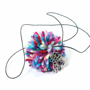 Naszyjnik – kolorowy pompon długi lekki