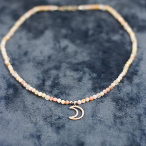 naszyjnik księżyc z kwarcu różowego i opalu peruwianskiego