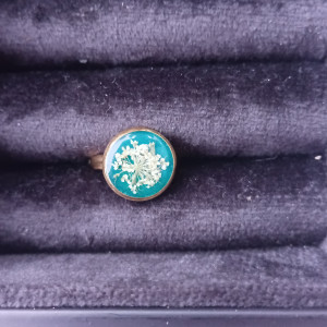 Złoty pierścionek regulowany suszone kwiaty dzika marchew niebieski pierścionek