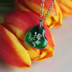 Srebrna zawieszka srebrny wisiorek kwiat naszyjnik żywica z żywicy kwiaty z kwiatami serce serduszko szmaragd szmaragdowy dzika marchew