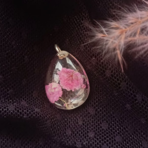 Wypukła łezka z gipsówką, różowa gipsówka wisiorek lancuszke