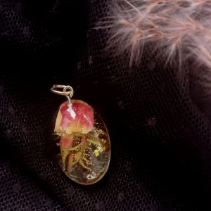 Róża w żywicy naszyjnik róża