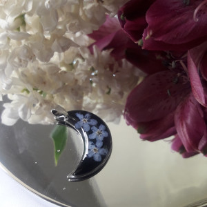 Czarny księżyc z niezapominajkami