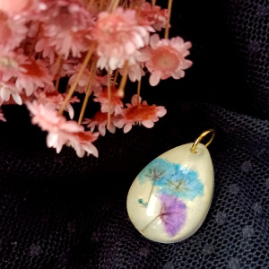 Naszyjnik gipsówka  żywica niebieska gipsówka fioletowa gipsówka