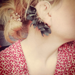 nausznica czarne kwiaty tulipany