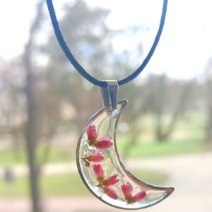 Wisiorek księżyc z wrzosem wrzos w żywicy