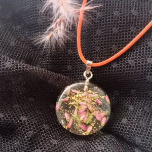 Okrągły wisiorek z wrzosem i brokatem