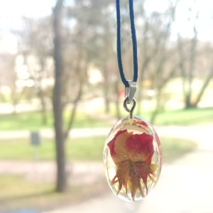 Naszyjnik róża w żywica różyczka wisiorek